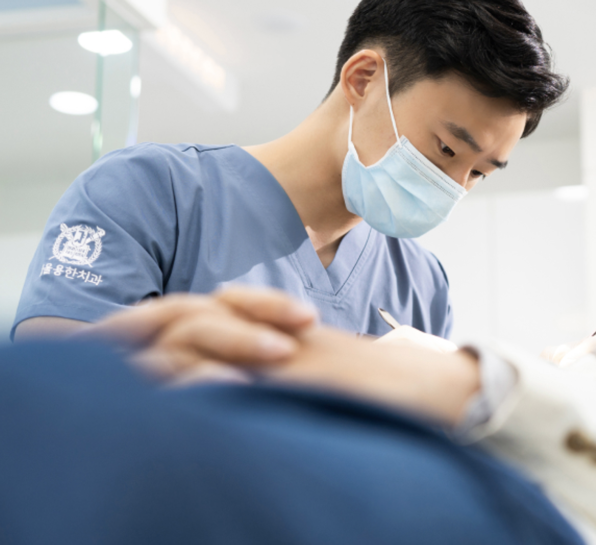 진료중인 조용민 원장